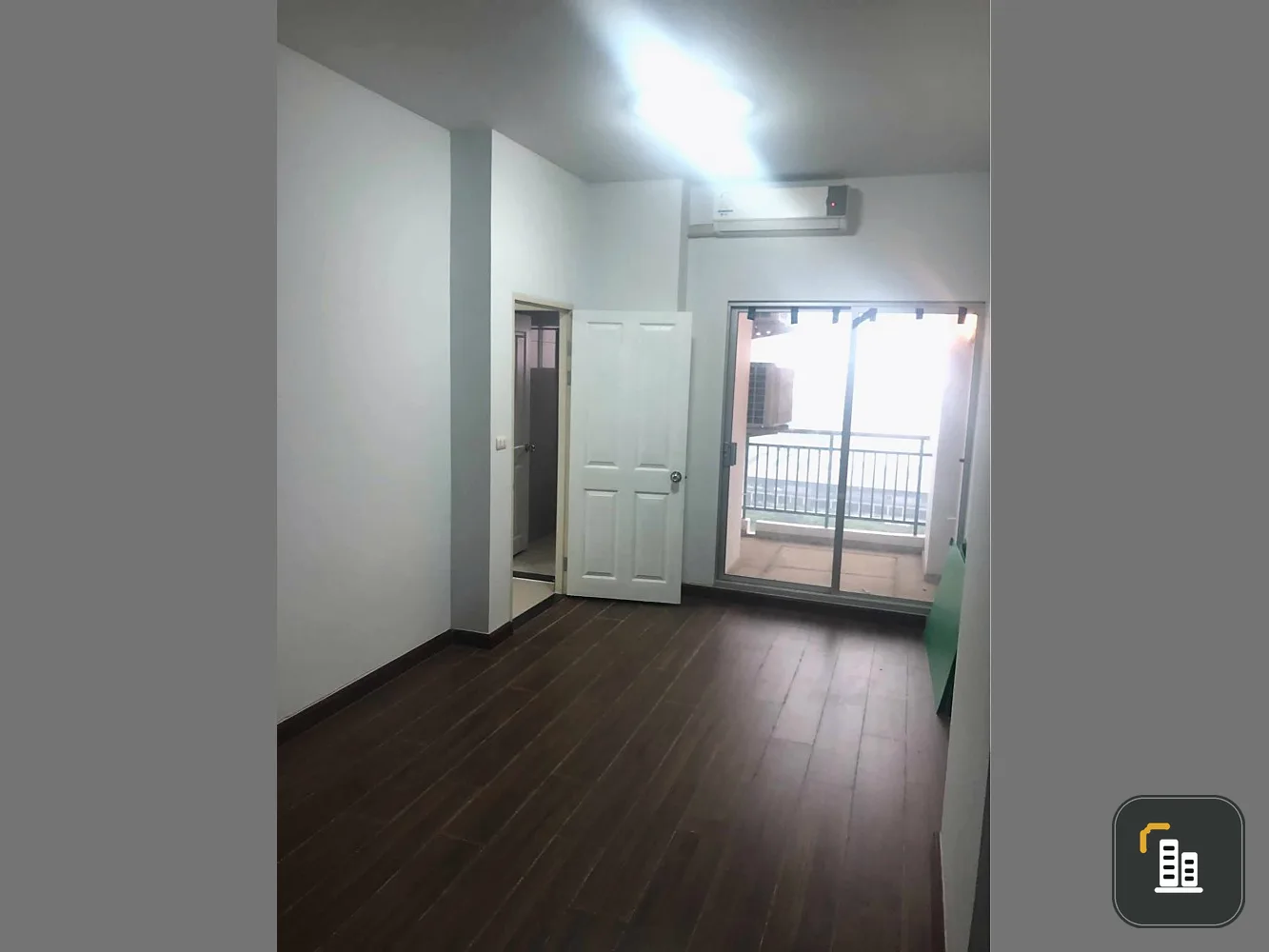 Condo for sale, Supalai Park Asoke-Ratchada, empty room, high view, complete amenities, reserve now.