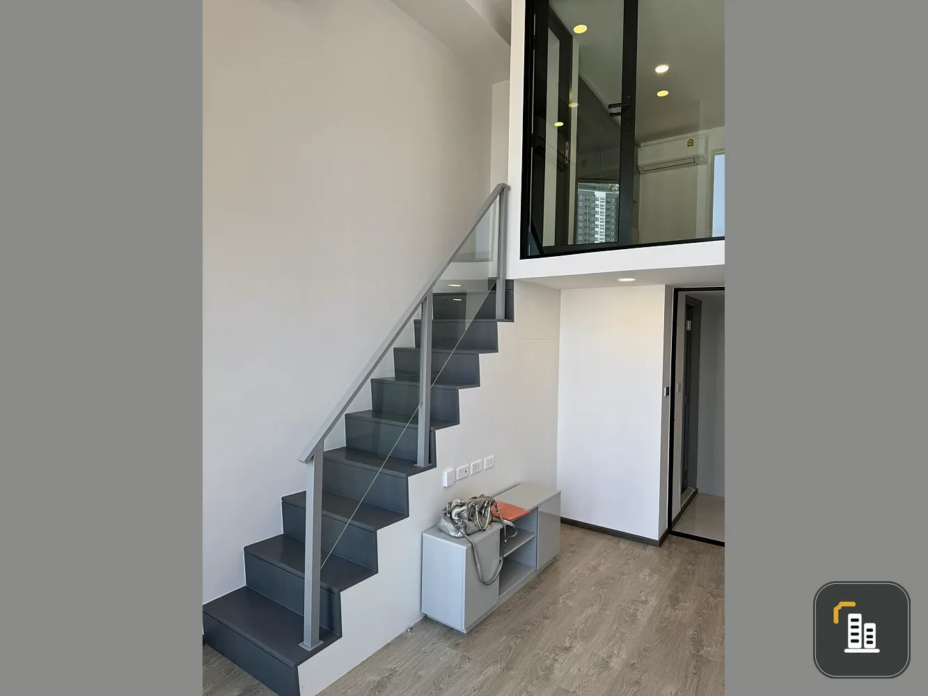 Selling down payment So Ho Bangkok Ratchada. The room looks nice, good location, very high view. Ready to be the owner.