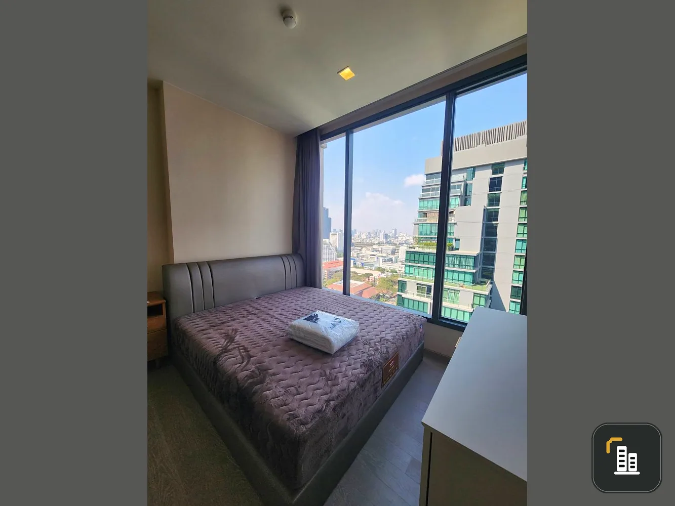 Condo for rent, The Esse Asoke, fully furnished, bright room, not hot, breeze blowing all the time, ready to reserve.