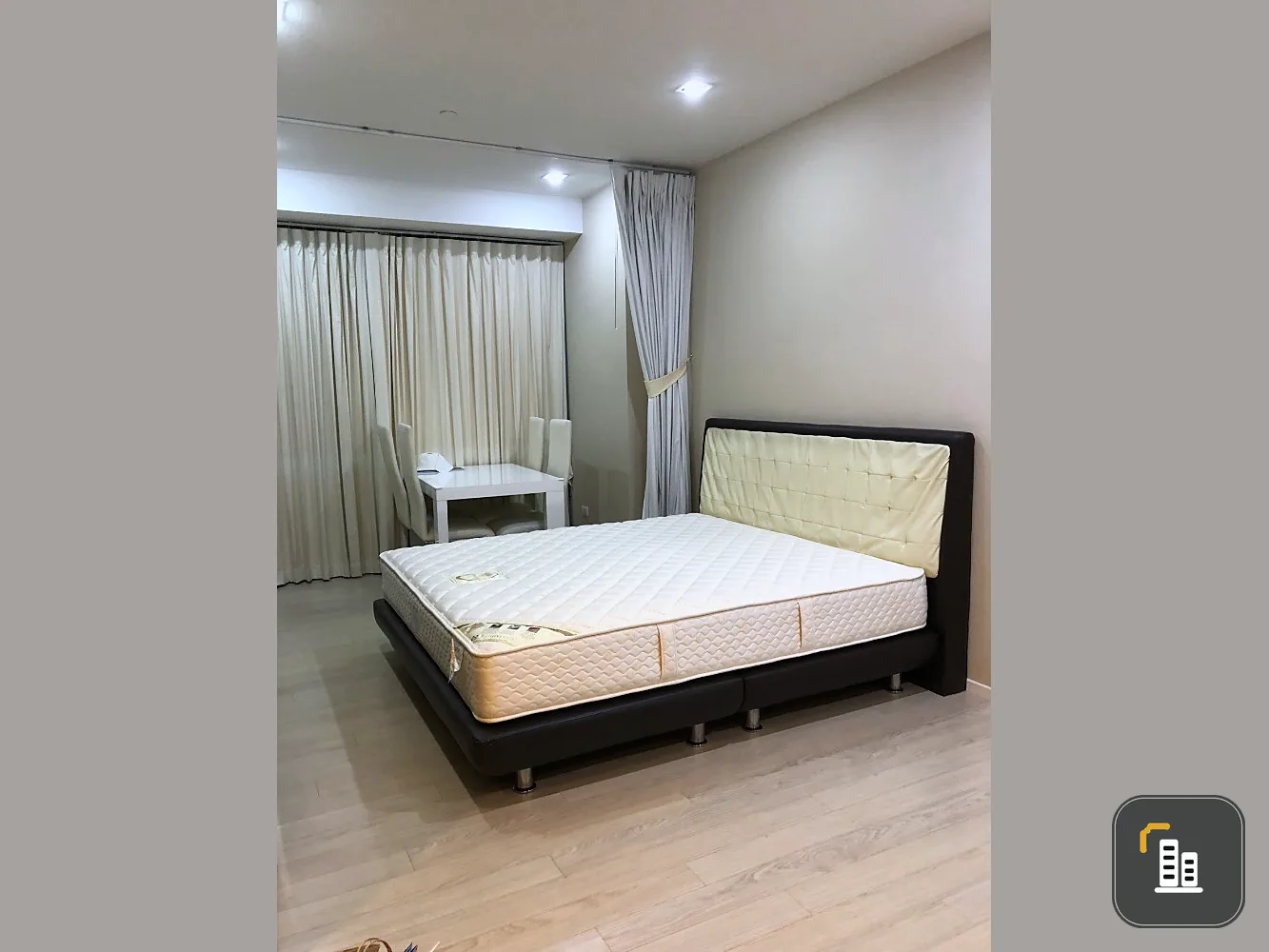 Condo for rent, The Room Sukhumvit 21, good location, convenient travel, near BTS Asoke and MRT Sukhumvit.