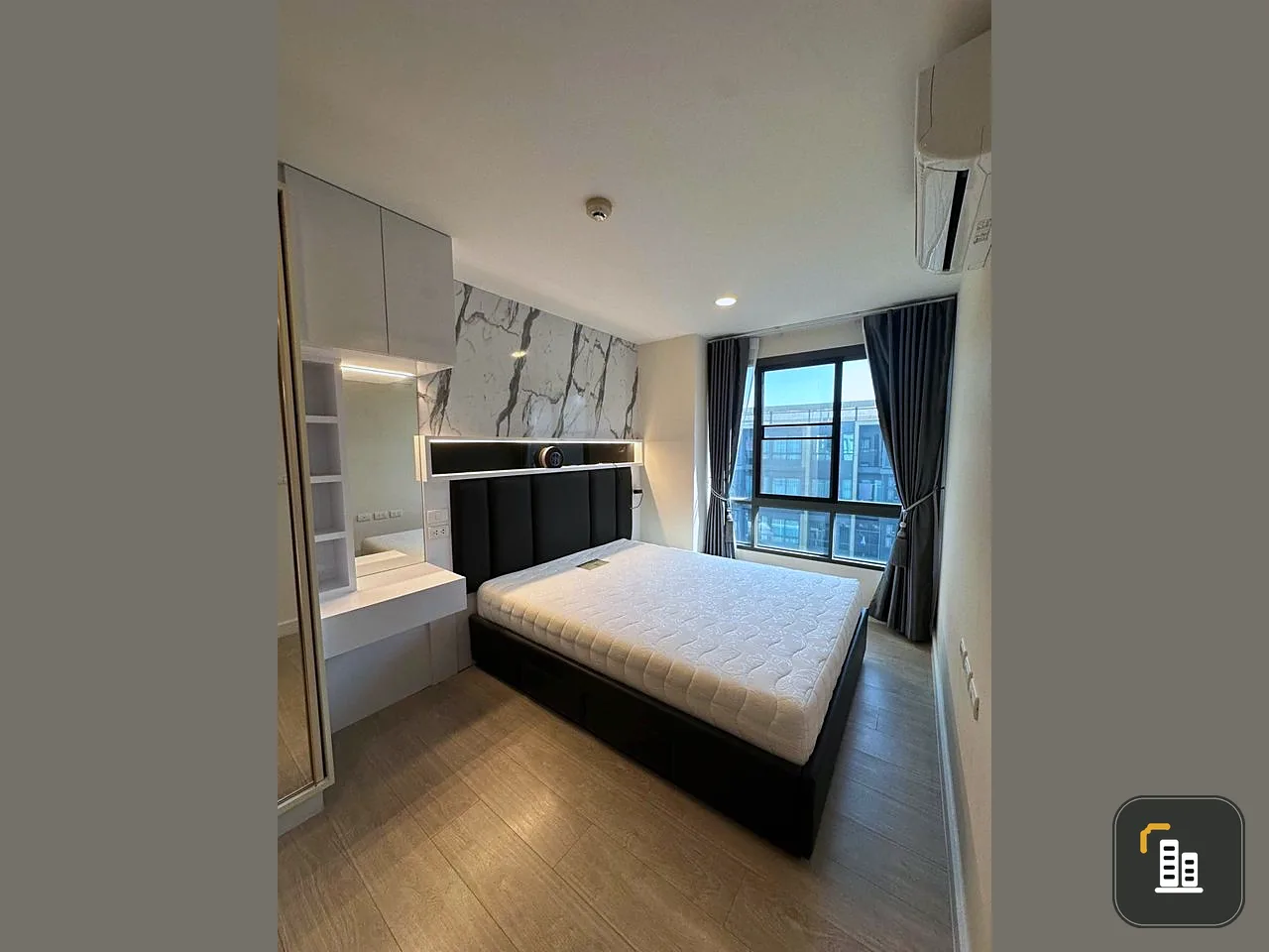 For sale or rent: Metro Luxe Rose Gold Phahon-Suthisan, 2 bedrooms, built-in furniture, good price like this, must reserve now.