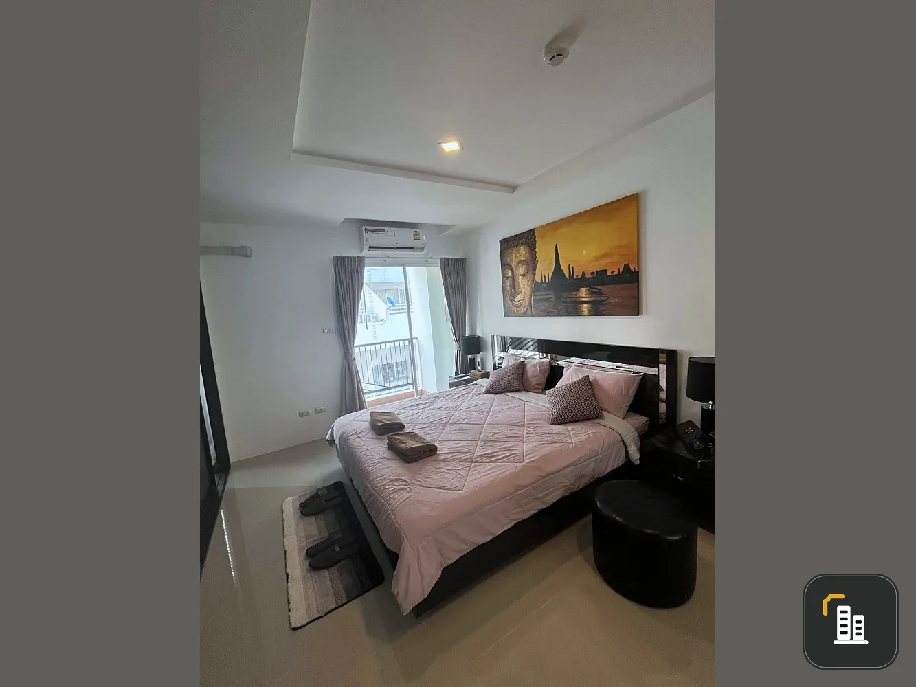 For sale: Trio Gems Condo (Jomtien), corner room, lots of usable space. Decorated in white tones Hurry and own it now.