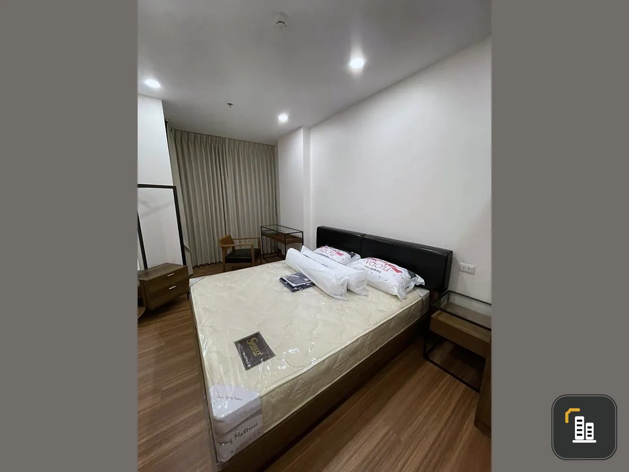 For rent, Supalai Premier Charoen Nakhon, 20th floor, Chao Phraya River view room, spacious room, comfortable, if interested, book now.