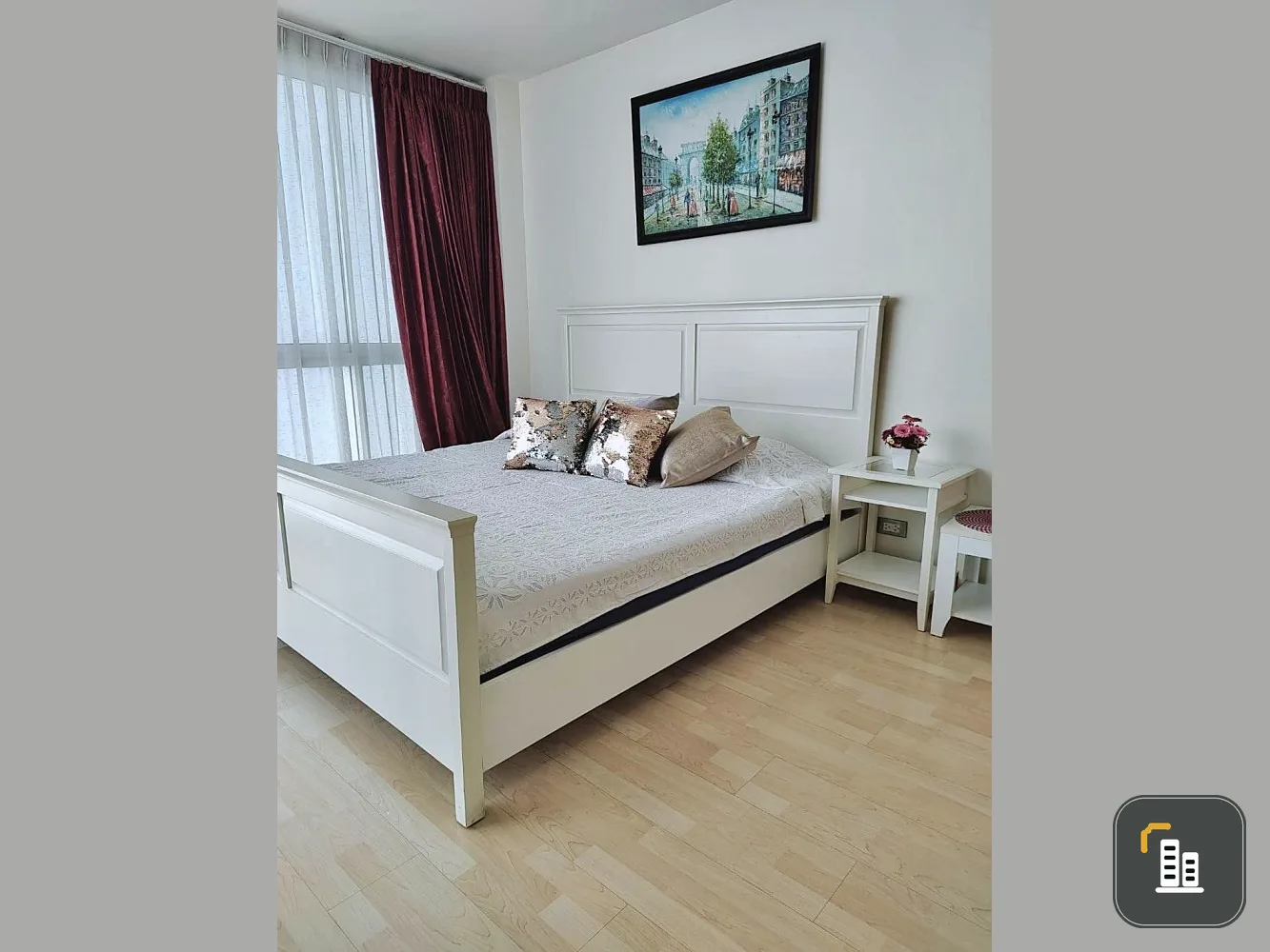 For rent: Heritage Sukhumvit, condo in the heart of the city, 2 bedrooms, 2 bathrooms, very spacious room. Big sofa, very comfortable to sit on. Book