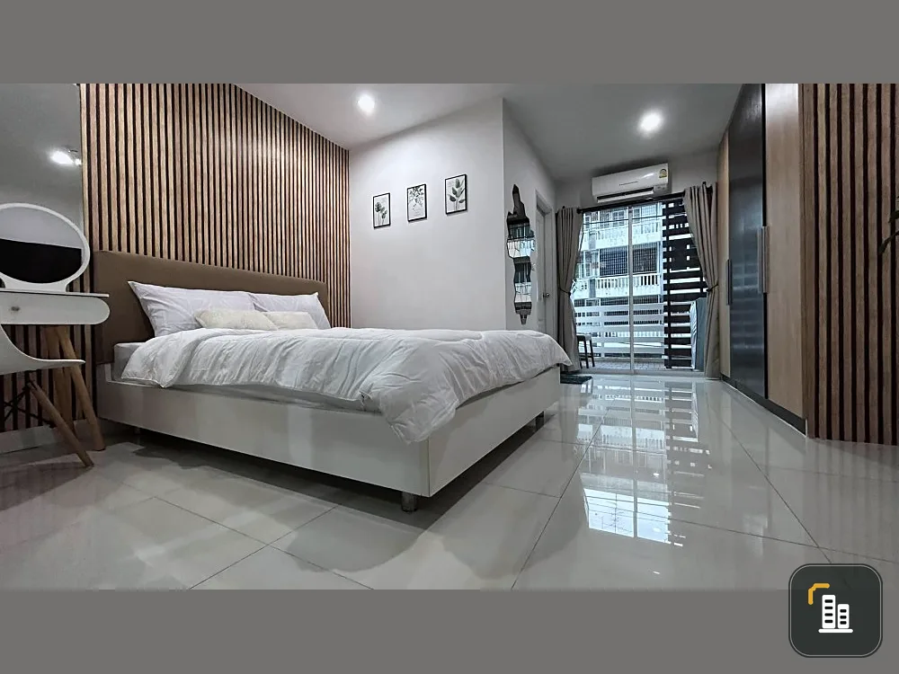 For sale: Pratchaya Place Ratchada-Huai Khwang. The room is decorated with great built-in walls. Cool furniture You can just come and stay.