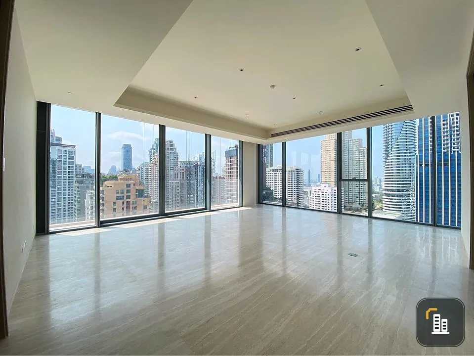 For rent: Scope Langsuan, empty room, spacious, has a very beautiful view. If interested, hurry up to reserve and move in.