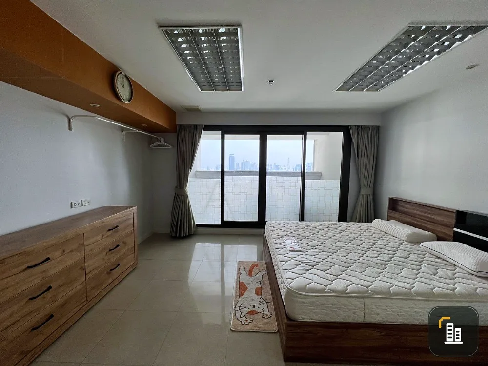 For rent!! State Tower Condominium, beautiful view condo, high floor, city view. Big room in the heart of Silom. Book now!!