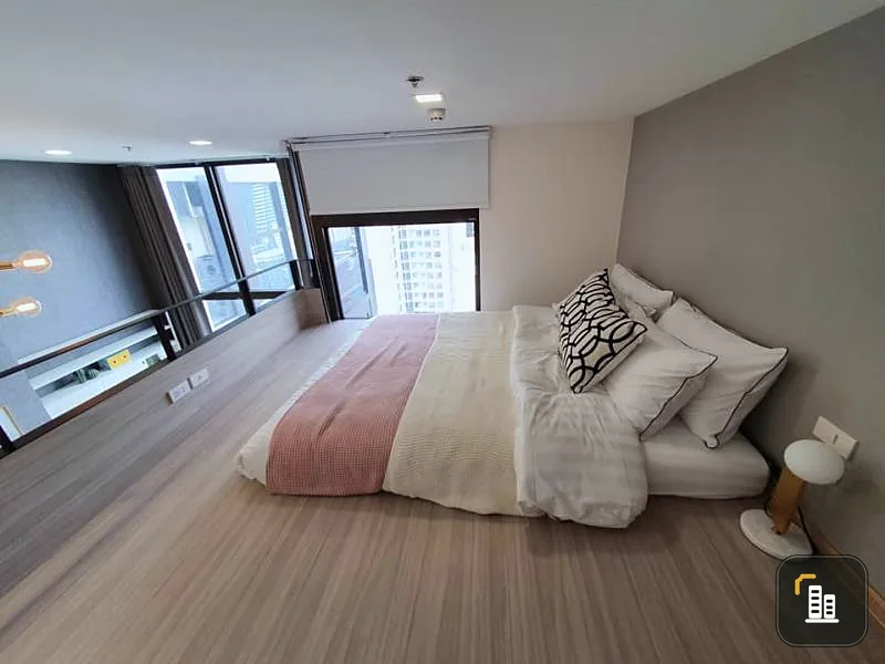 For rent, Chewathai Residence Asoke, Duplex room, fully furnished, finished here in one place, plus a good view, not a powerful price, book now.
