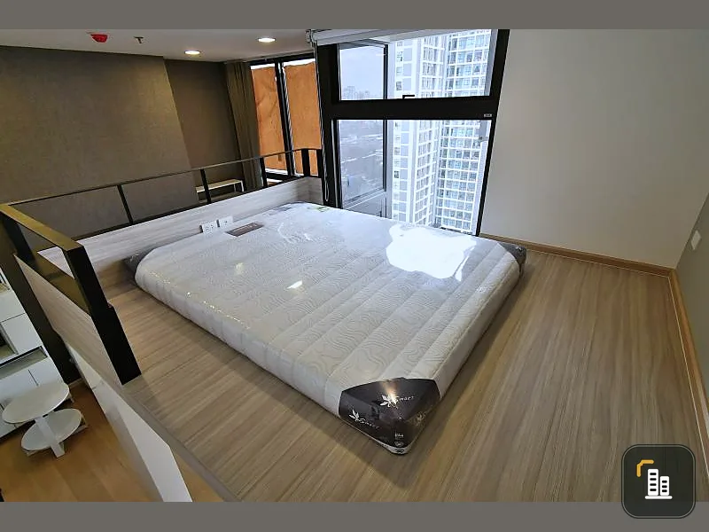 For rent Chewathai Rescidence Asoke, Duplex room, good view, not strong price. If interested, hurry to reserve. Miss it and miss it