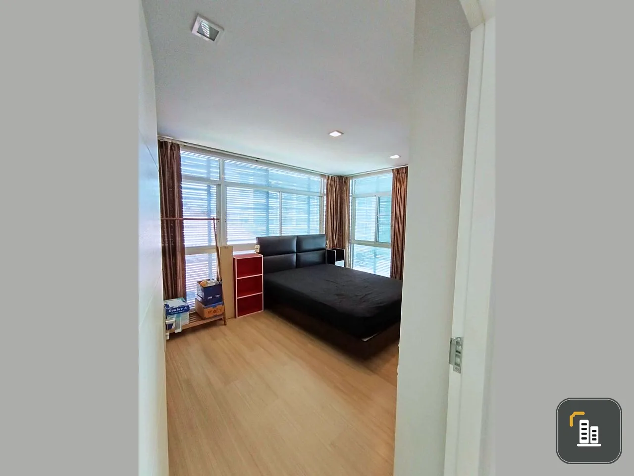 For sale: Lugano Lat Phrao 18, corner room, quiet, not crowded. Cool electrical appliances You can just come and stay.