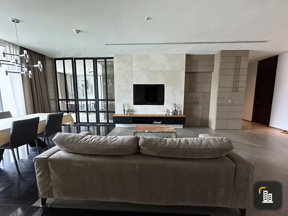 For rent, The Park Chidlom, very large room, 4th floor, good height, fully furnished. Reserve first and stay first.