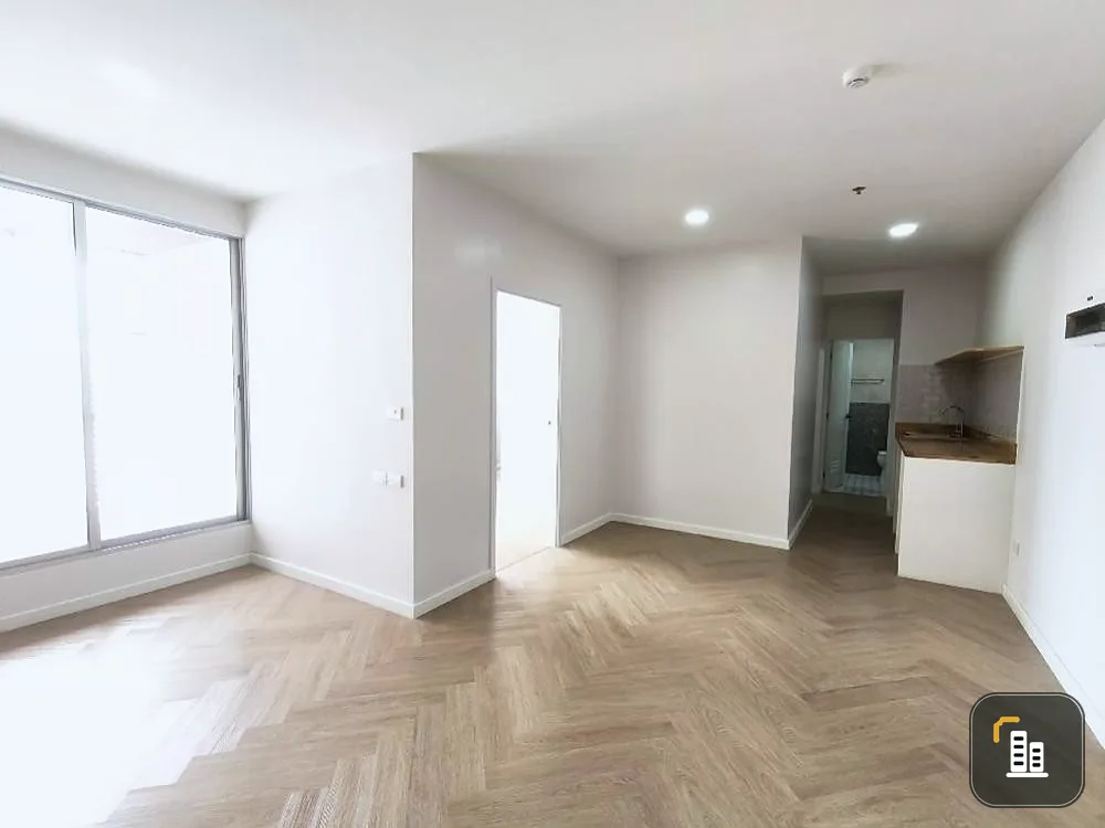 For sale, Pathumwan Resort, 28th floor, city view, spacious room, recently renovated room. Let me tell you, it's very nice. Book now.