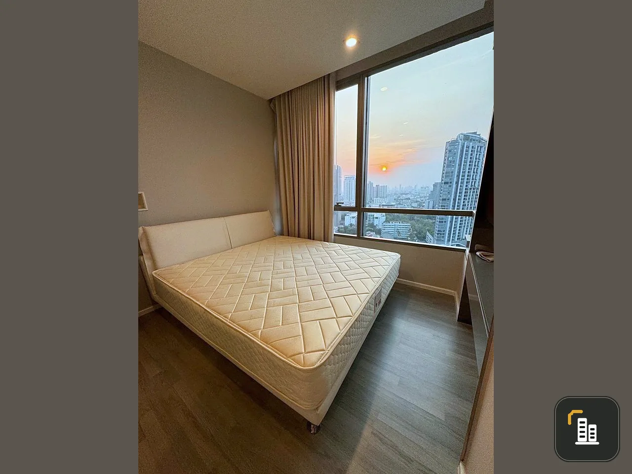 For sale and rent, The Room Sukhumvit 69, great city view room, nice to sleep, complete set of furniture. Don't postpone past booking.