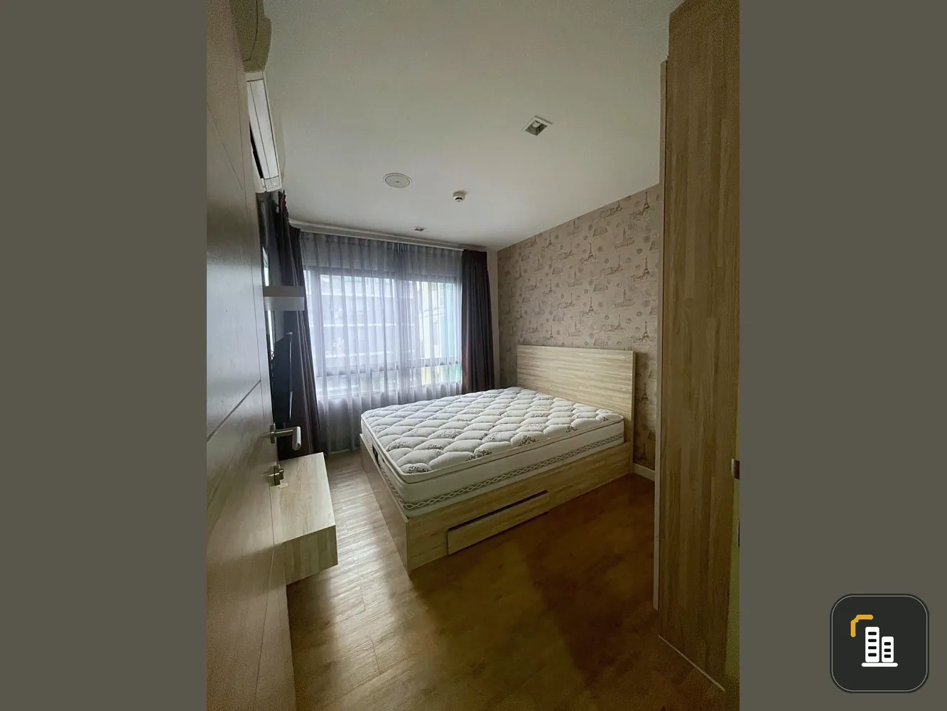Condo for sale H2 Ramindra 21, complete set of Buit-In furniture, wallpaper installed throughout the room. Hurry and reserve now.