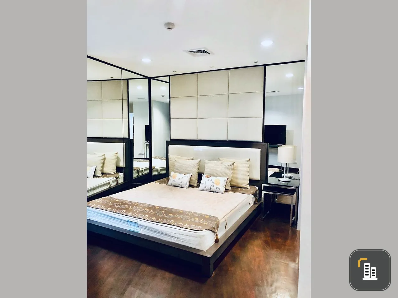 For sale, for rent, Urbana Langsuan, 2 bedrooms, nice room, built-in furniture, great price. I'm telling you, you must reserve.