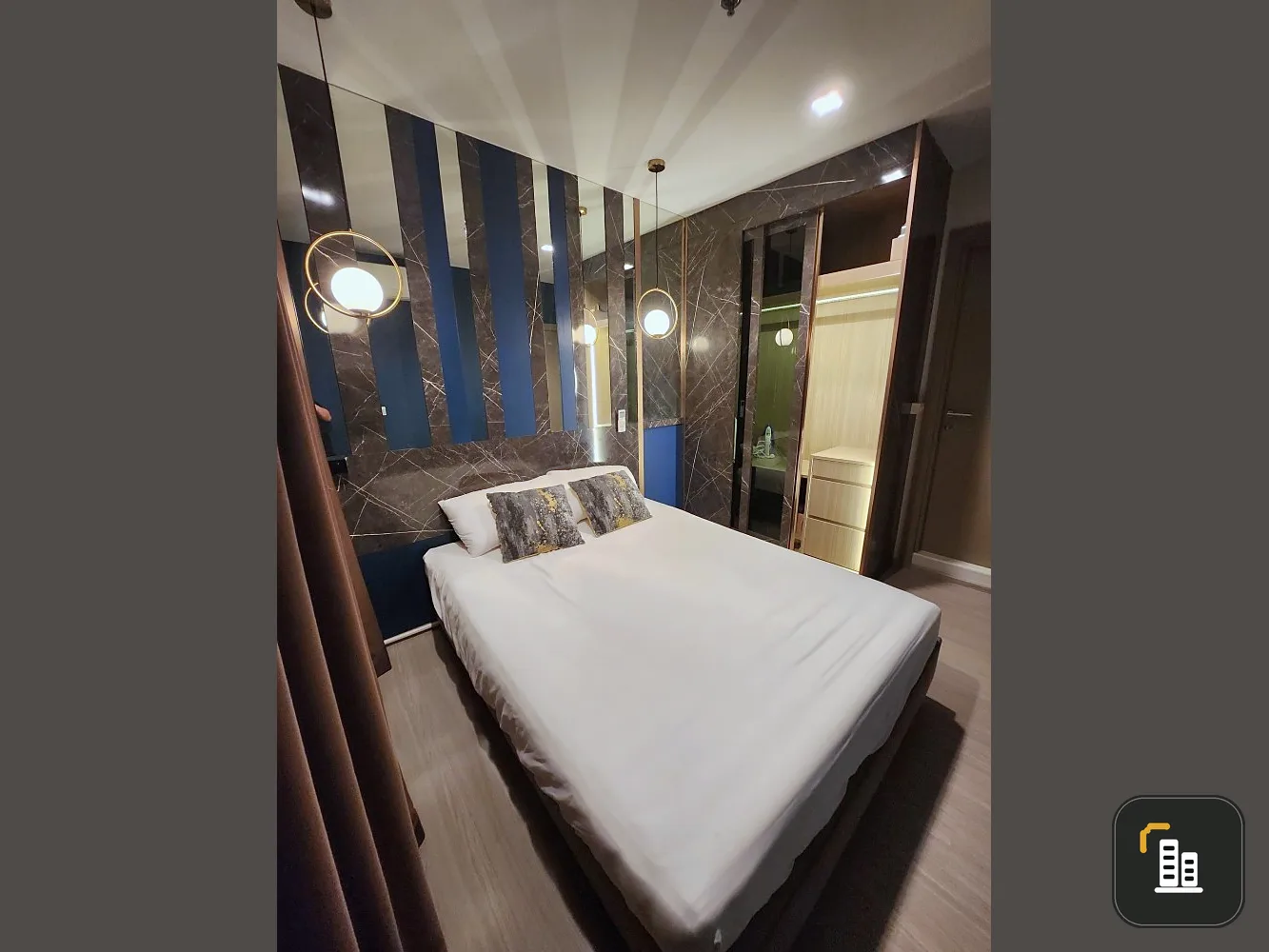 Condo for rent, Life Asoke-Rama 9, decorated with built-in loft style. A comfortable leather sofa, ready to move in, complete here.