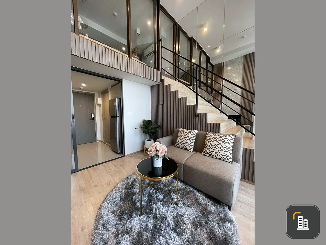 For rent Ideo Rama 9 - Asoke, high floor, duplex style room. Great built-in furniture If you don't reserve, you'll miss a lot.
