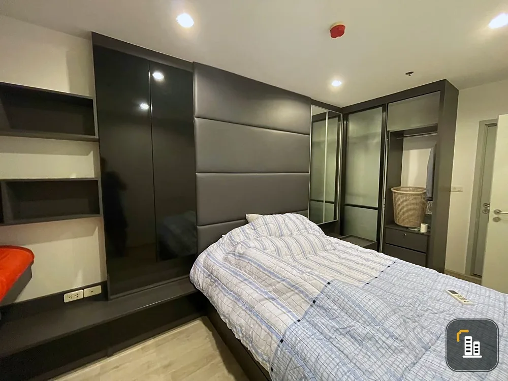 For sale: Ideo Mobi Charan-Interchange, top floor, built-in and the whole room is very livable. Good price. Must reserve now.