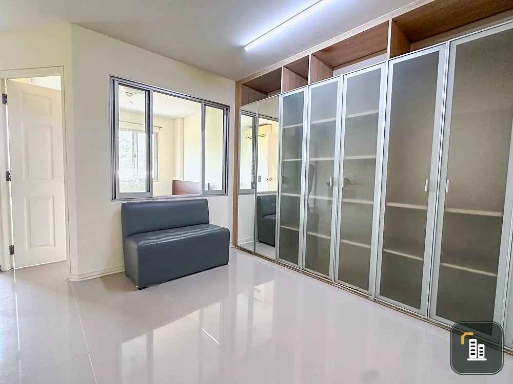 For sale: Lumpini Town Bodindecha-Ramkhamhaeng, 4th floor, large Buit-In wardrobe, fully furnished, all in one place, urgent.
