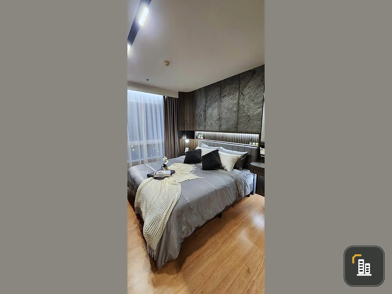 Condo for sale, Supalai Wellington 2, decorated with luxurious built-ins, balcony, lots of usable space. Carry your bag and move in.