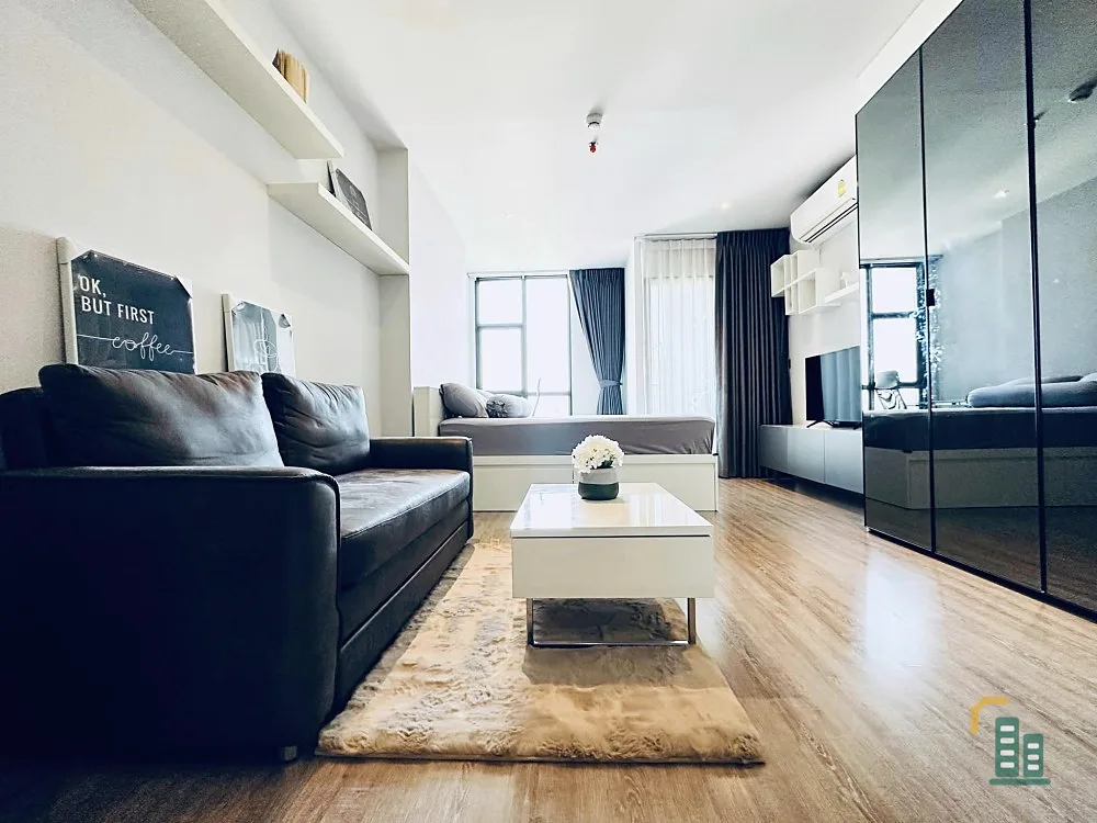 For rent, Rhythm Ekkamai, 21st floor, STUDIO room, decorated with good furniture. The bed is comfortable. Book now.