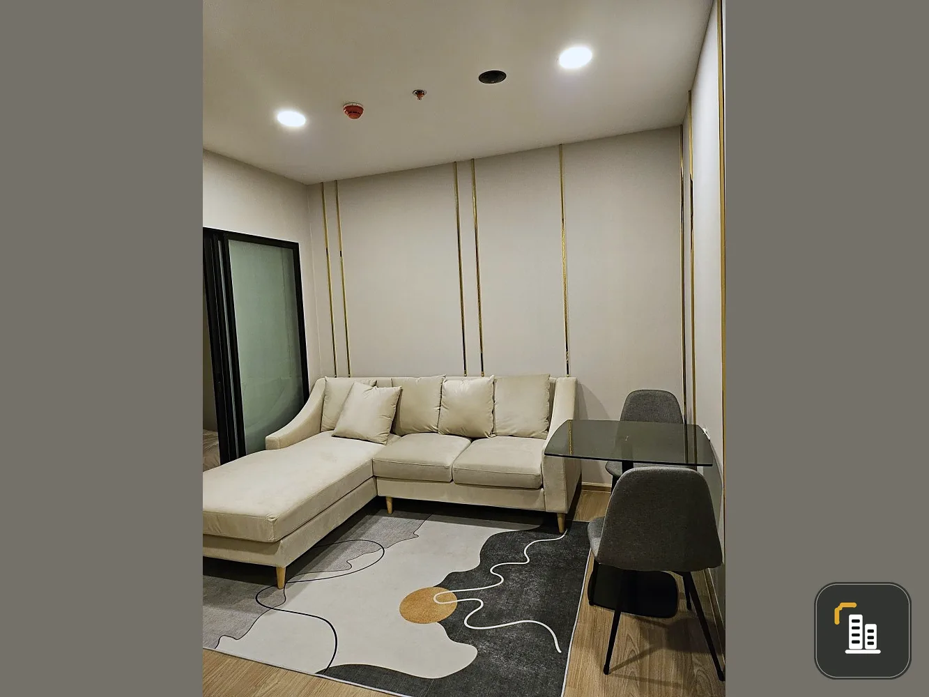 Chewathai Pinklao for sale, large sofa, well decorated room with built-ins. Affordable price If interested, hurry and reserve now.