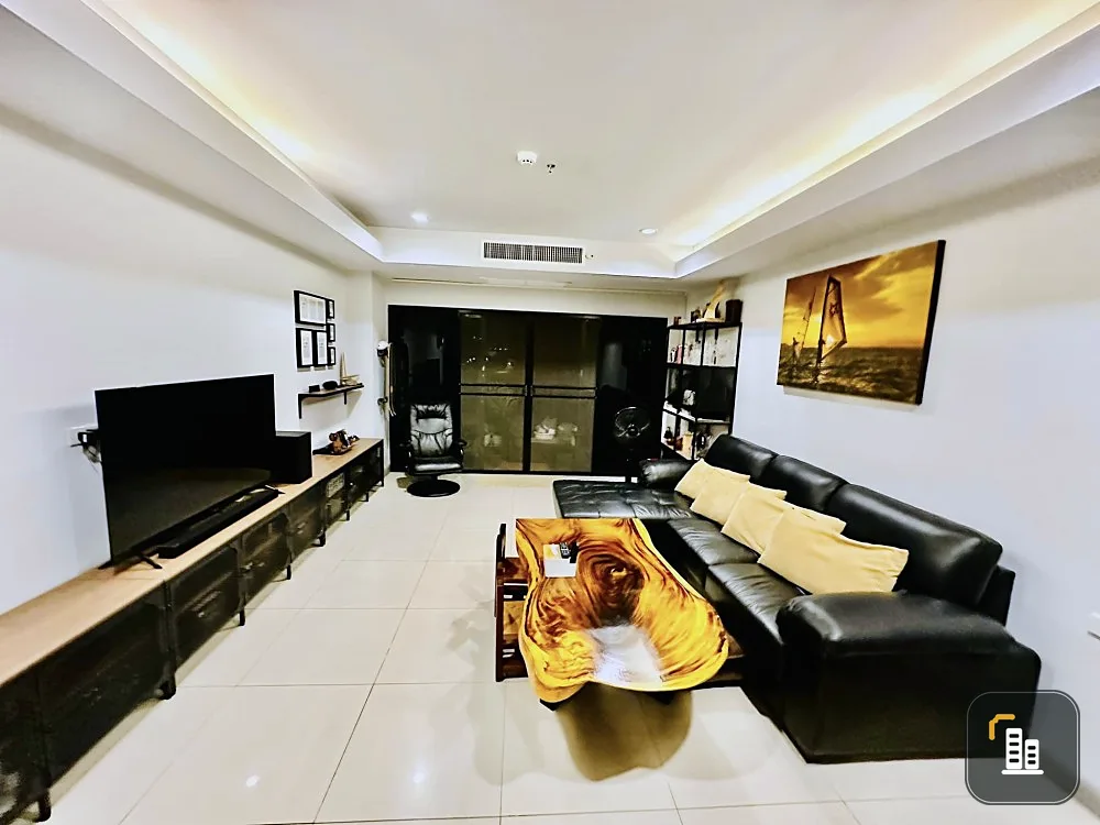 For rent: Nova Mirage, very spacious room. Big screen TV, watch movies to your heart's content The leather sofa is comfortable and not hot. Hurry and