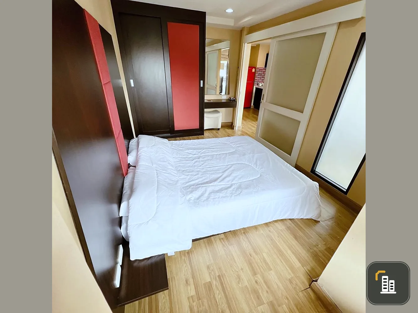 For sale or rent, Baan Navatara, 8th floor, great central view. Corner room, very private, fully decorated, all in one place, urgent.