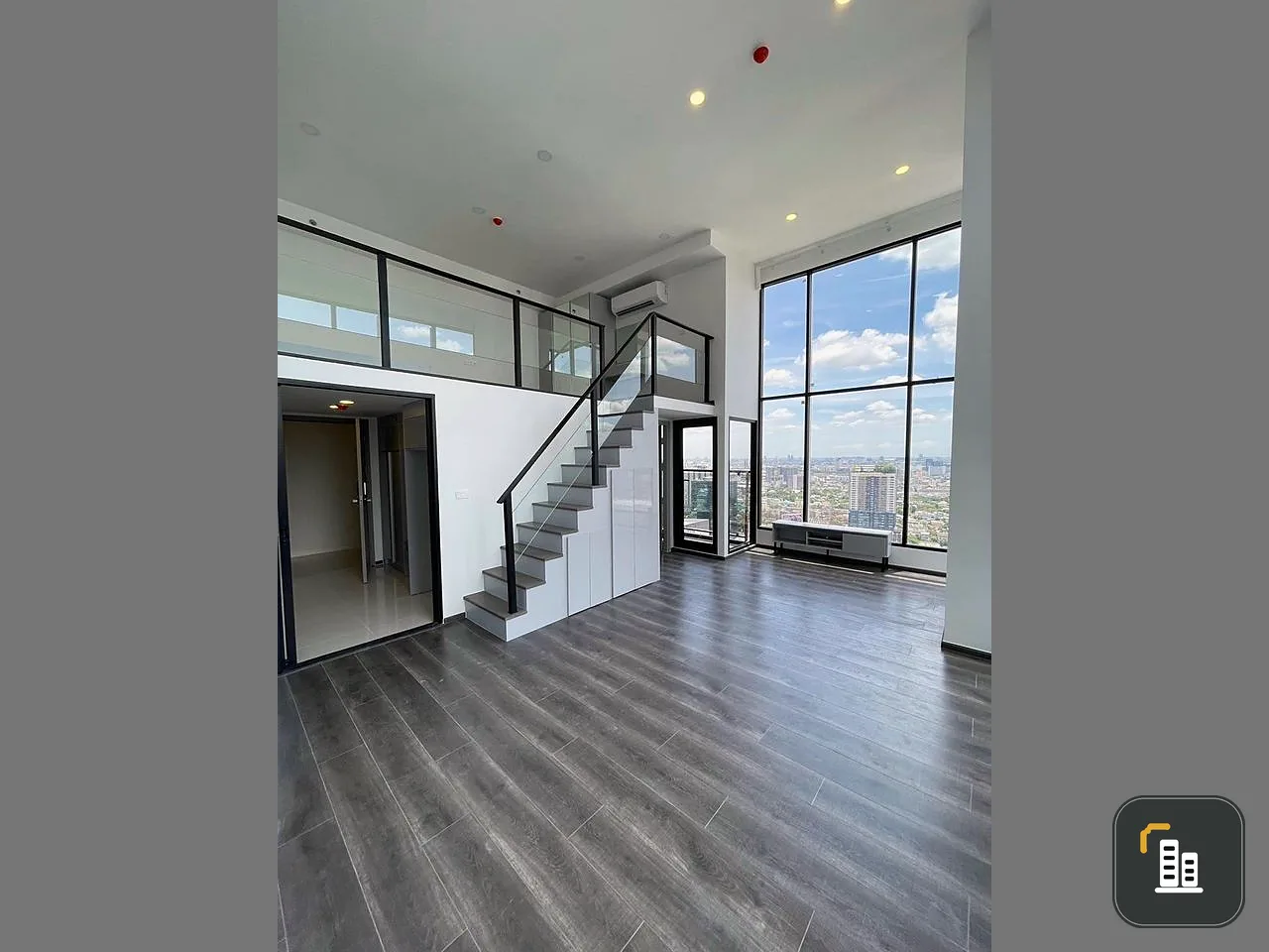 For sale: Knightsbridge Space Ratchayothin, high floor, very beautiful view, lots of usable space. If interested, hurry and reserve quickly. Don't del