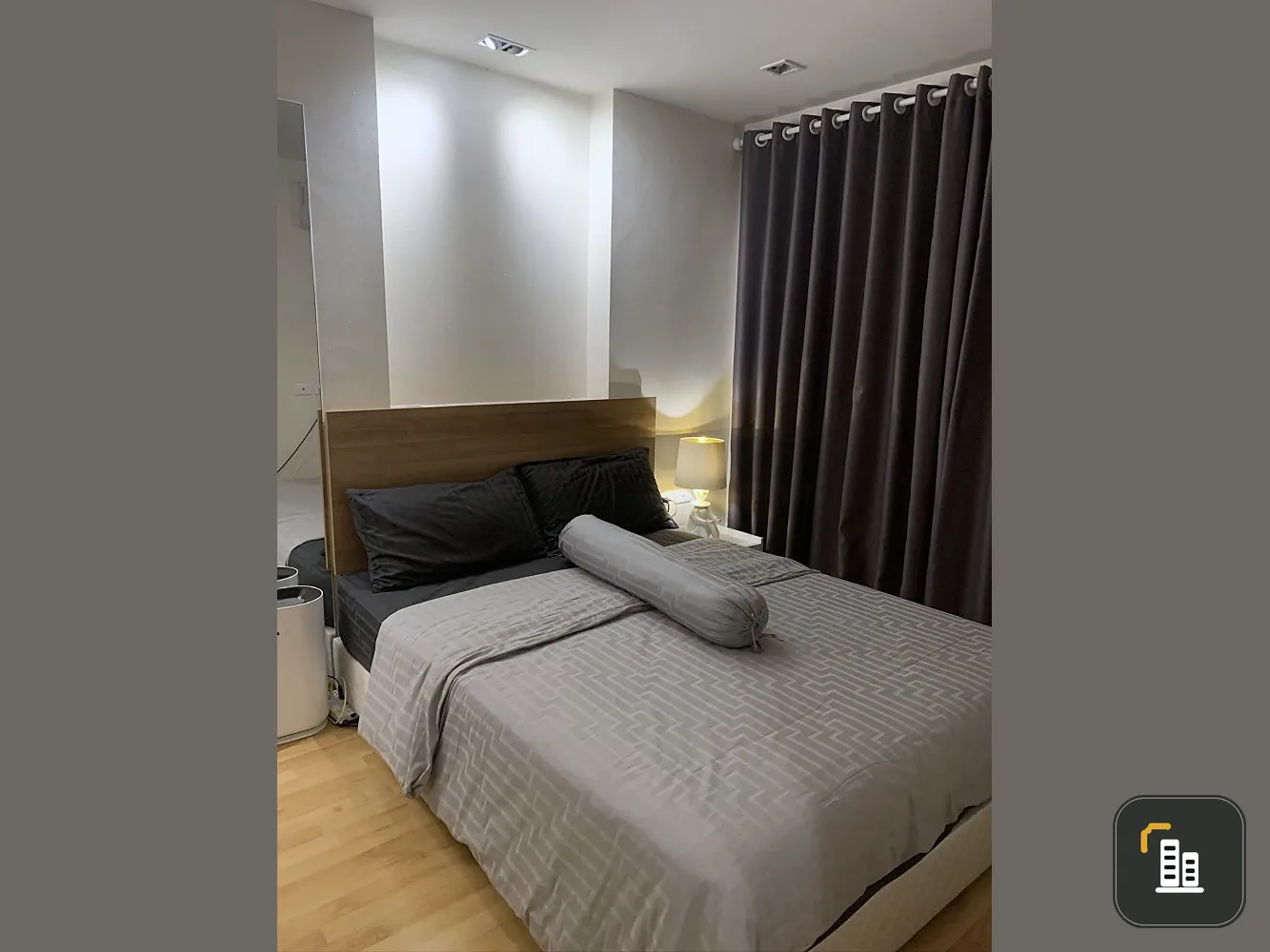 Casa Condo Asoke-Dindaeng for sale, 18th floor, beautiful city view, well decorated room. Install wallpaper throughout the room. Don't miss it.