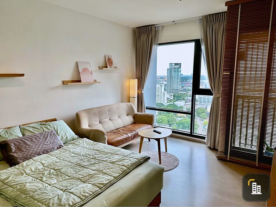 For sale or rent: Rhythm Sukhumvit 36-38, high floor, room ready to move in. Complete set of furniture, separate kitchen, don't just look quickly.