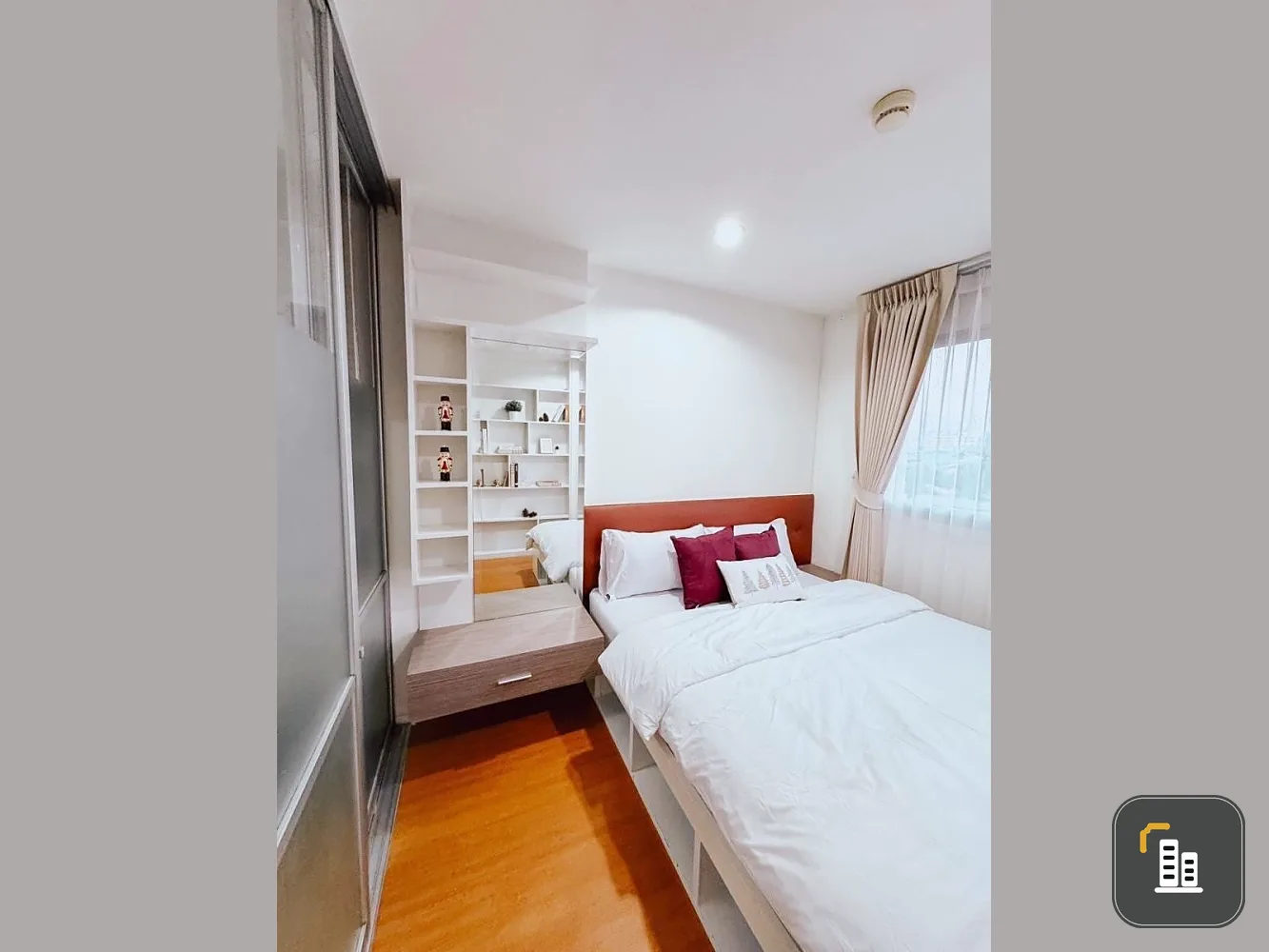 For sale: Lumpini Condo Town Ramintra-Lat Pla Khao 2, fully decorated, fully built-in, bright tones, reserve now.
