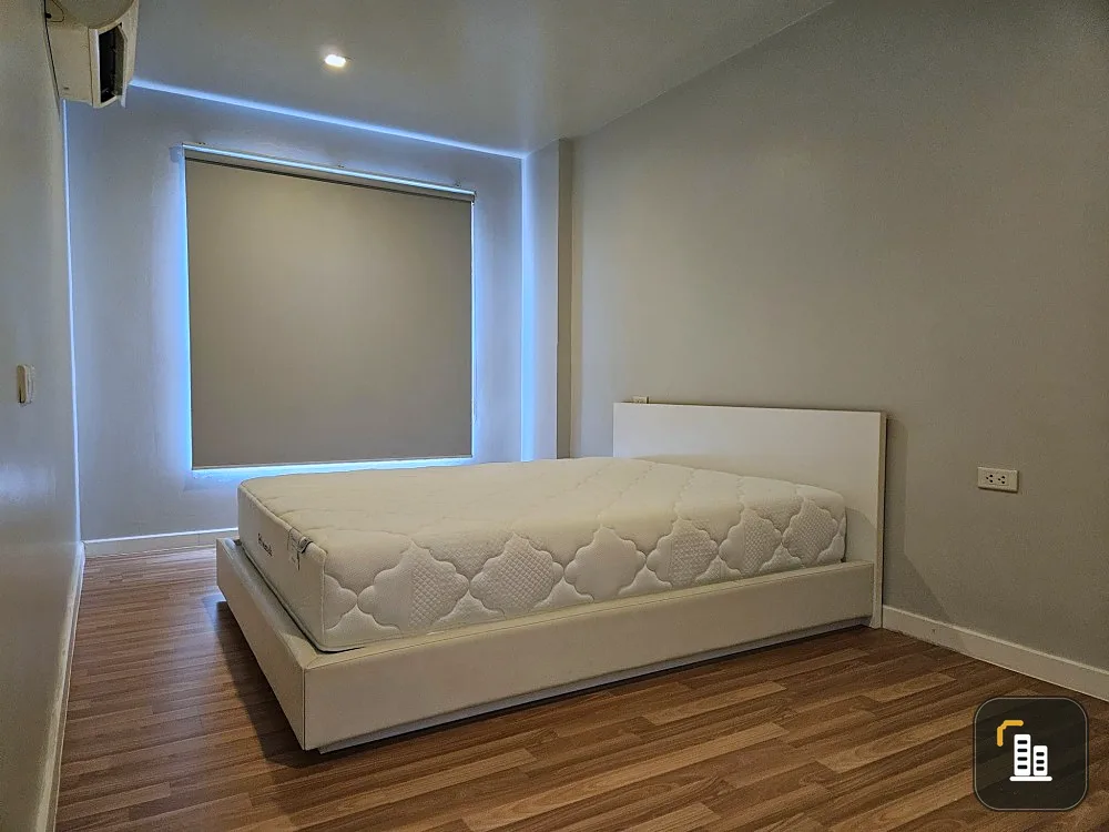 For sale: V Condo, 1 bedroom, 6th floor, good height, complete with electrical appliances, good price, you must reserve now.