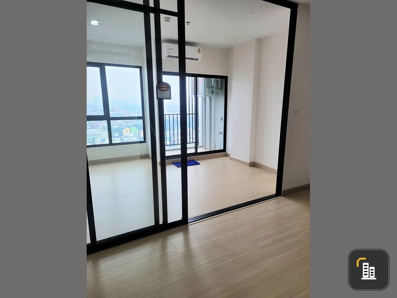 For sale Supalai Loft Prajadhipok-Wongwian Yai, 22nd floor, empty room, wide, airy, open. If interested, reserve now, urgent.