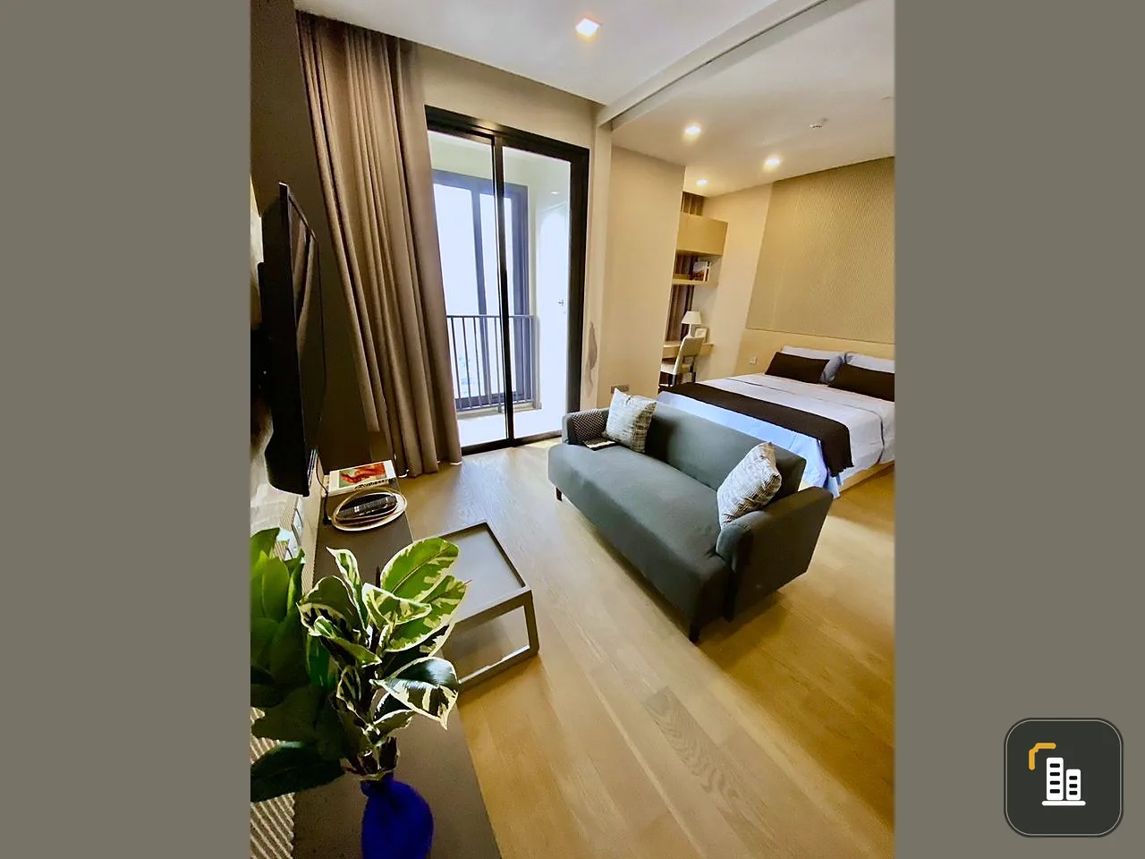For rent: Ashton Asoke, 39th floor, very good view, good built-in furniture, you must reserve now.