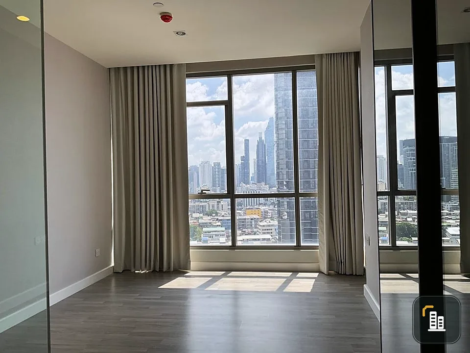 For sale: The Room Rama 4, 18th floor, beautiful city view, empty room, clean, comfortable to the eye. If interested, hurry and reserve it. Urgent.