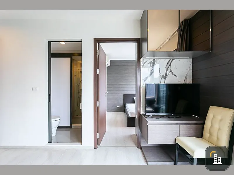 Oh wow !! This room must be sold at Rhythm Asoke condo, very luxuriously decorated like a young lady. I don't regret booking instead.