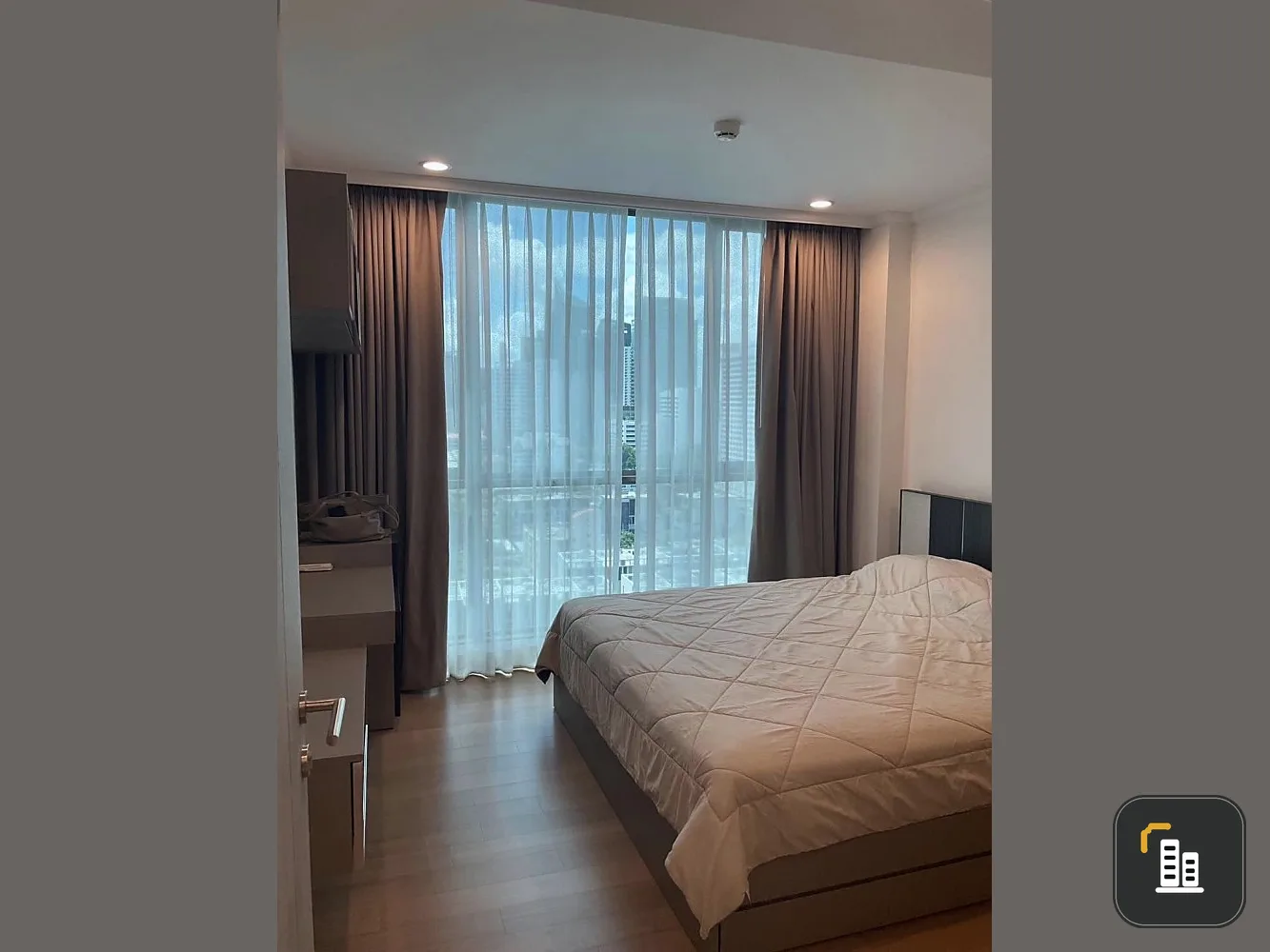 For sale Supalai Oriental Sukhumvit 39, 17th floor, complete electrical appliances. Very big screen TV, lots of extras, hurry and reserve it now.