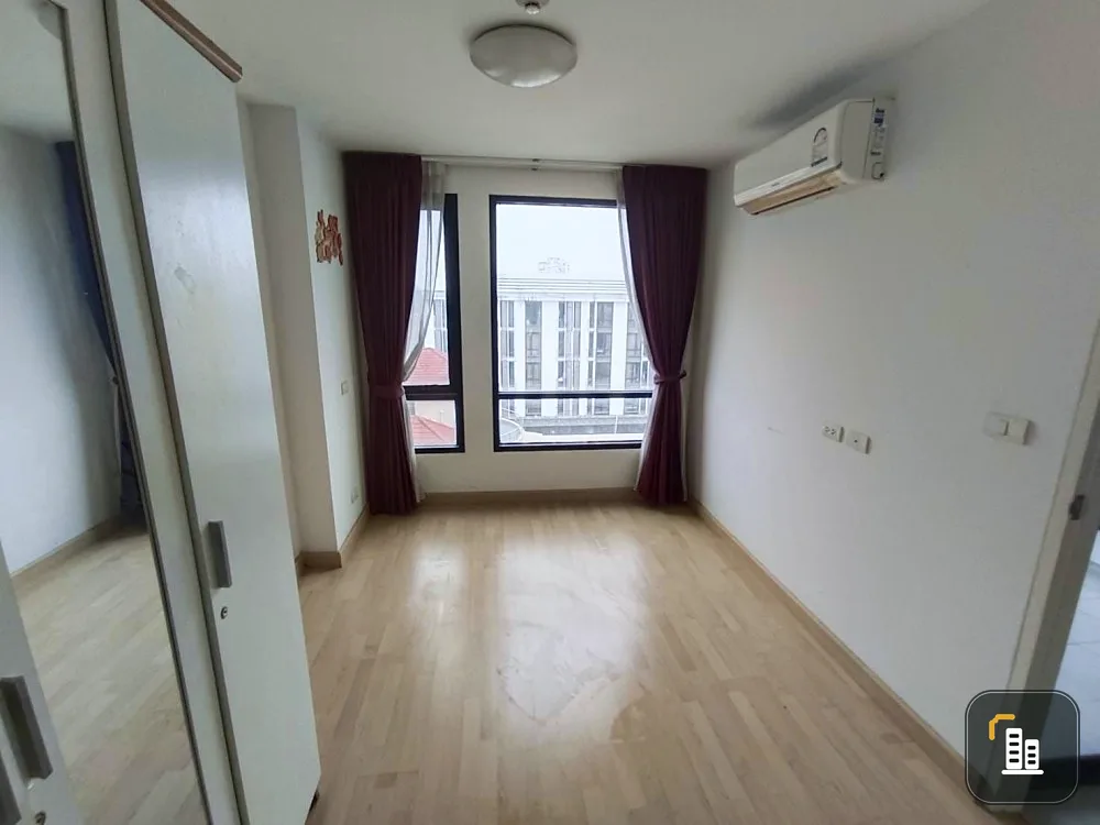 For sale: Lipe Ramkhamhaeng 43/1, empty room, divided into sections. Open and airy Room renovation line, reserve quickly.