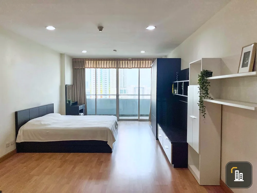 Condo for rent, The Platinum, studio room, lots of usable space, view of Baiyoke Building, just carry your bags and move in.