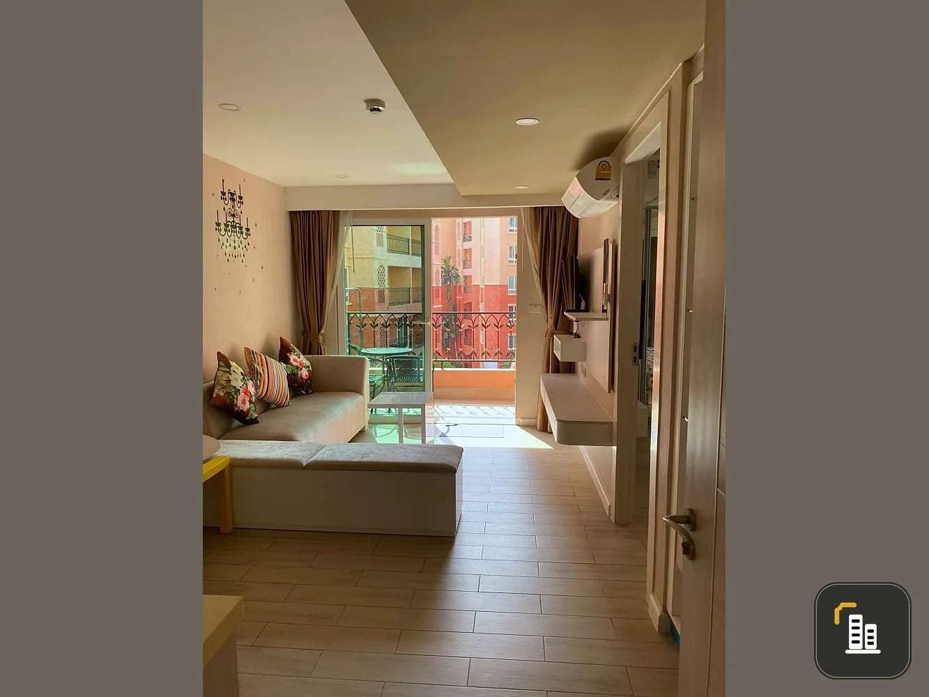 For rent Seven Seas Condo Resort Jomtien (Jomtien) decorated with built-ins. The view of the swimming pool is very good. Don't miss it.