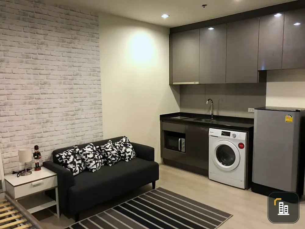 Urgent sale. Rhythm Asoke in front of the room north. Saw the view of the pool Looks at the city view I want to be you. Hurry up.