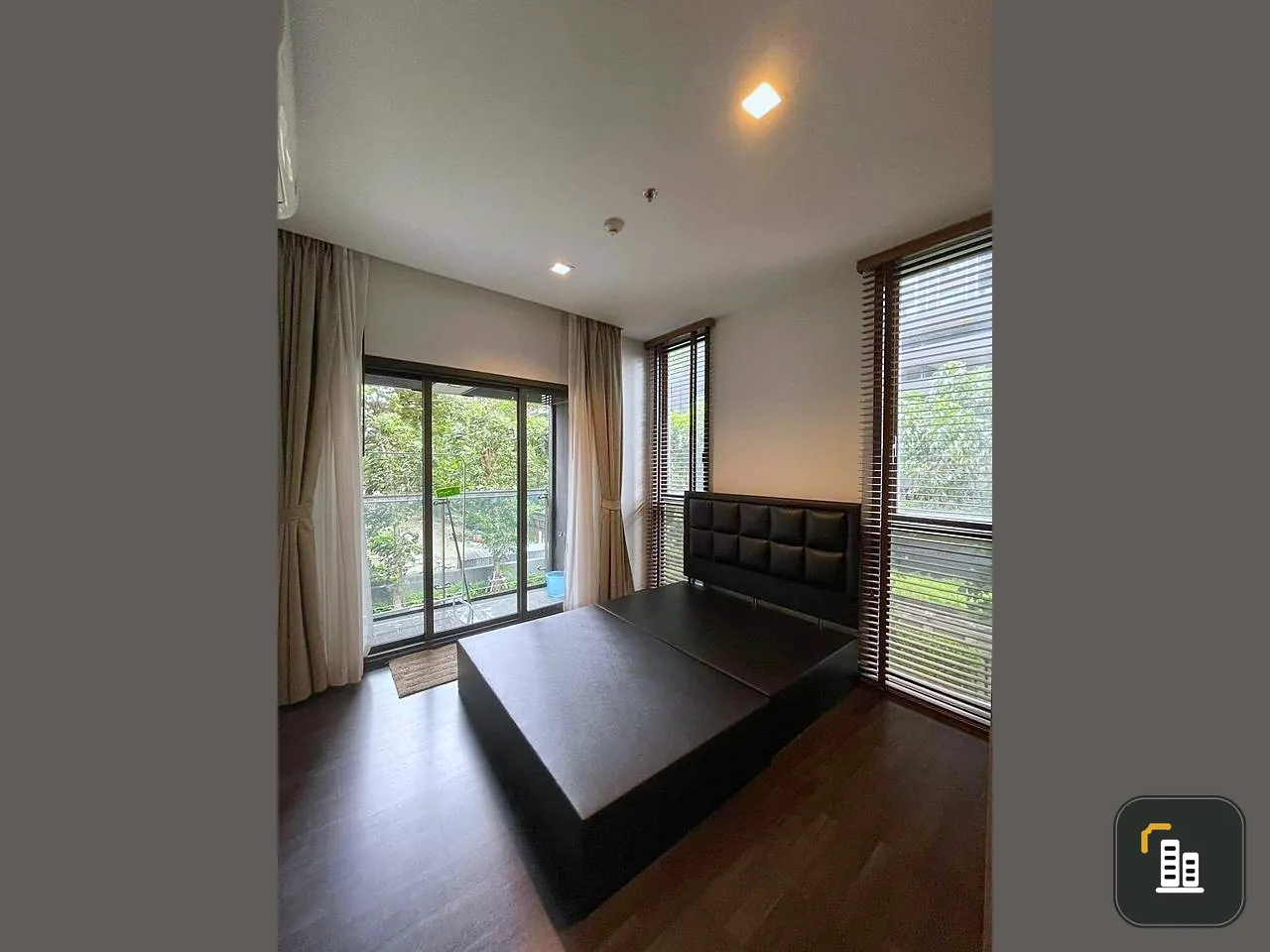 Condo for sale, The Line asoke-ratchada, 2nd floor, room separated into sections. Convenient travel Hurry and reserve it quickly.