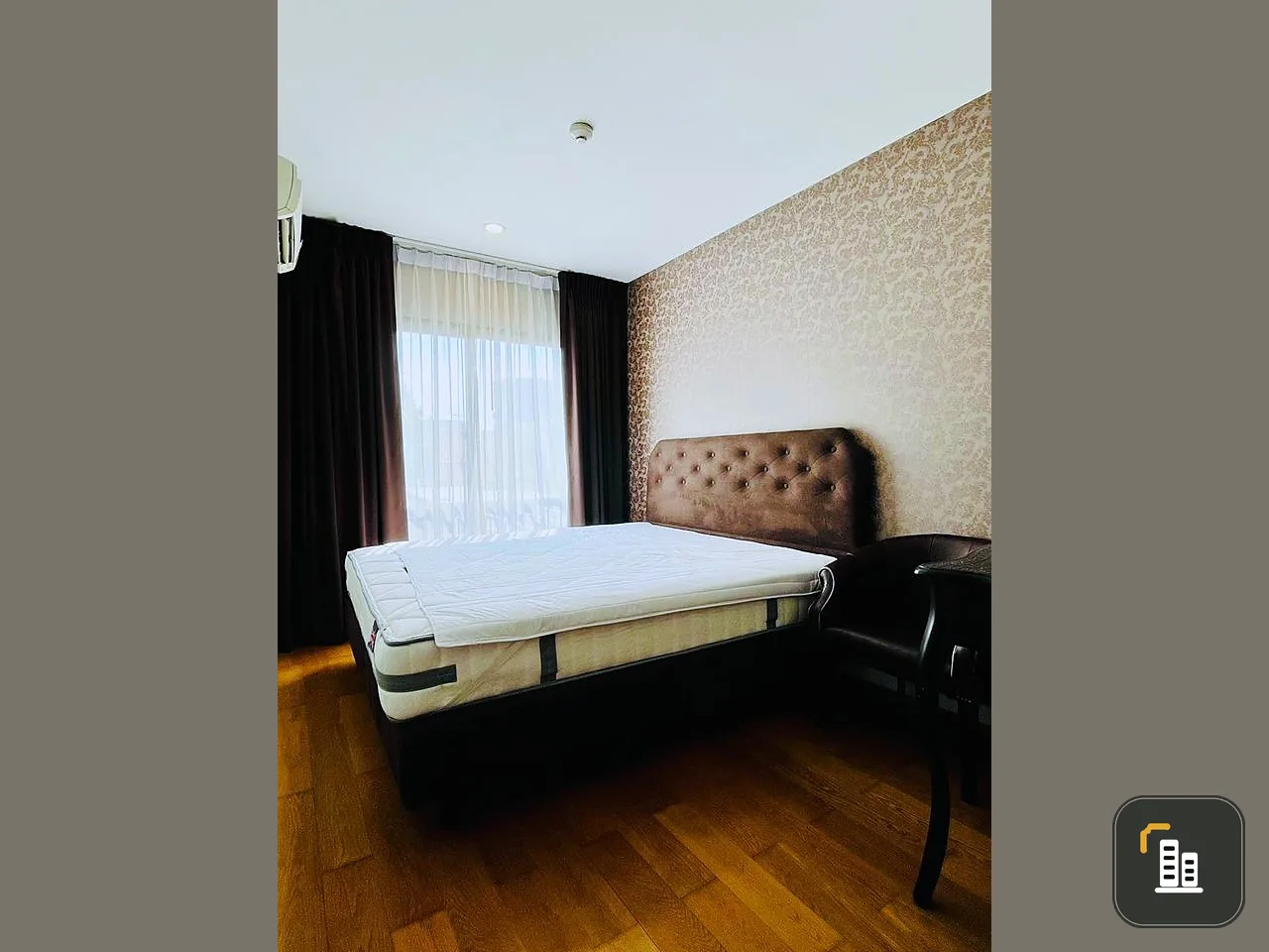 For rent: Condolette Dwell Sukhumvit 26, fully furnished, full wallpaper. You can carry your bag.