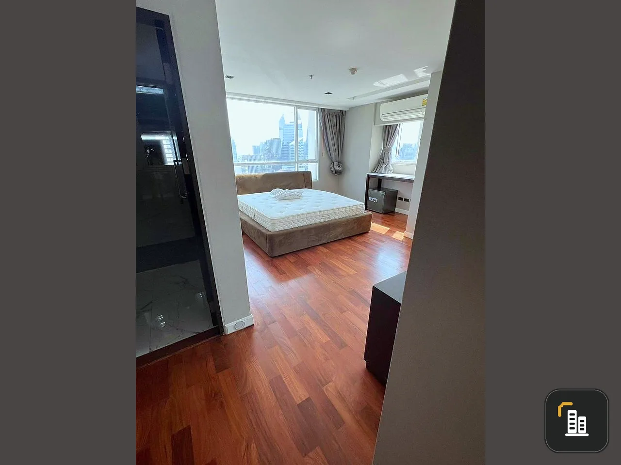 For rent: Urbana Langsuan, high floor, spacious room, plenty of usable space. Don't postpone past booking.
