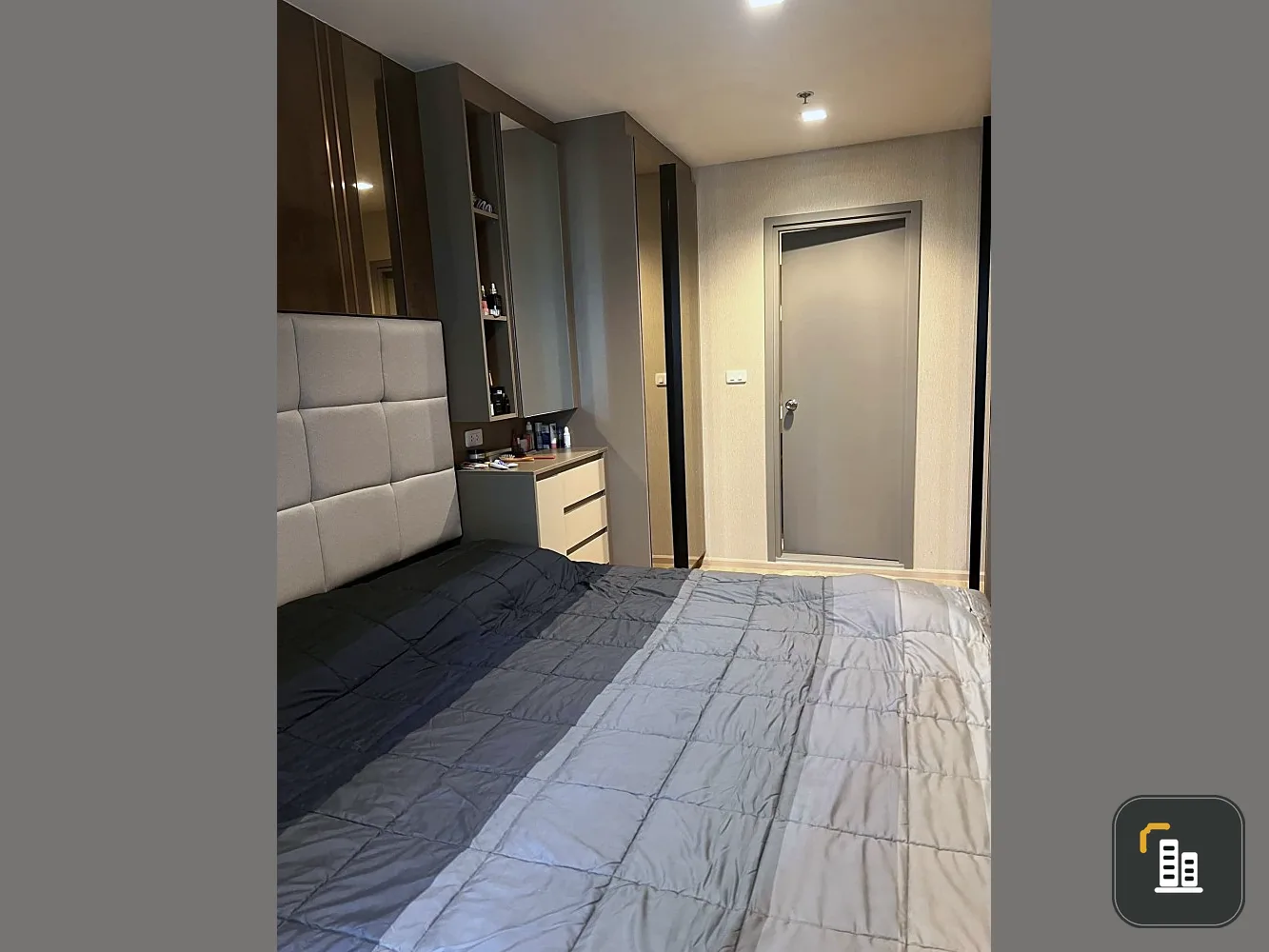 For sale Ideo Sathorn-Wongwian Yai. The room is decorated with simple, elegant furniture that looks expensive. Don't just look, reserve quickly.