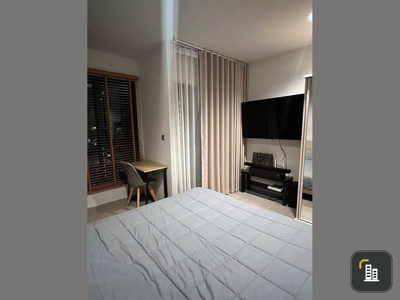 For rent Life asoke rama9, studio room, 17th floor, high view, comes with a great price. Must reserve, don't let it slip away.