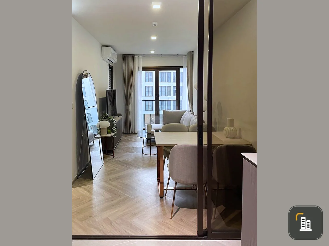 For rent or sale: Chapter Thonglor 25, 4th floor, swimming pool view. The room is well decorated, the built-in is beautiful, hurry and reserve now.