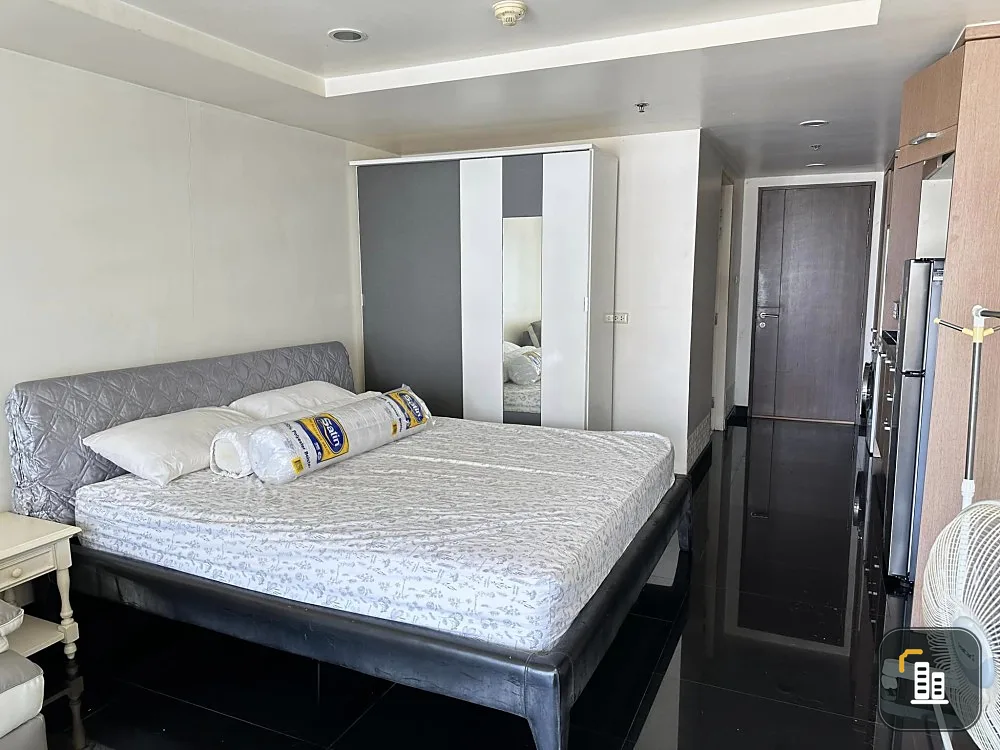 For sale: The Trendy Condominium, high floor, room ready to move in. Complete set of furniture Don't be afraid to just look and reserve.