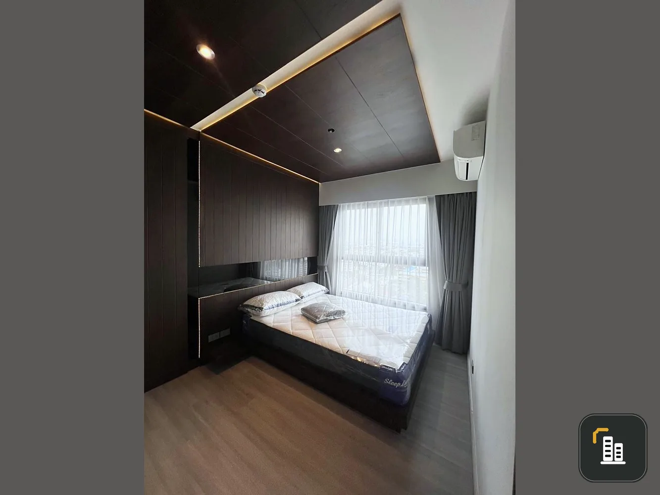 For rent: The Parkland Charan-Pinklao, high floor, beautifully decorated room with built-ins. Fully furnished, don't miss it.